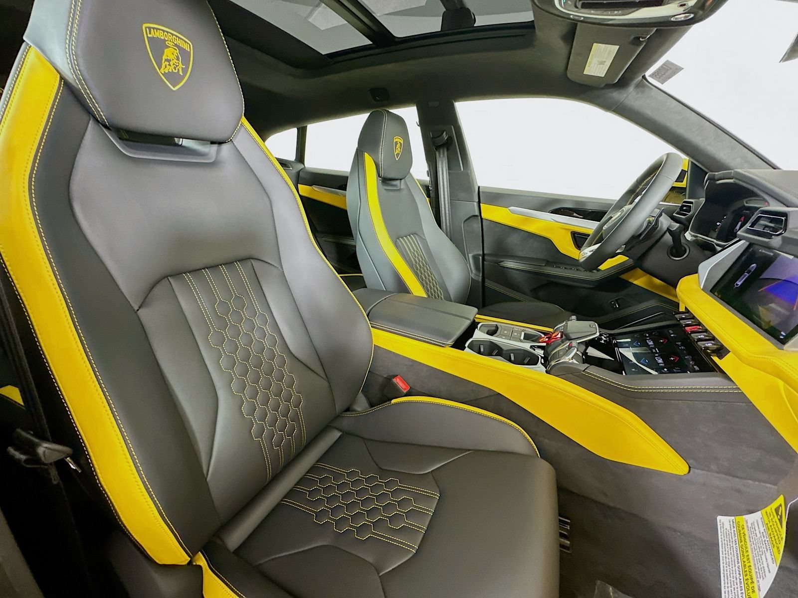 Used 2025 Lamborghini Urus SE AWD/4WD image 38