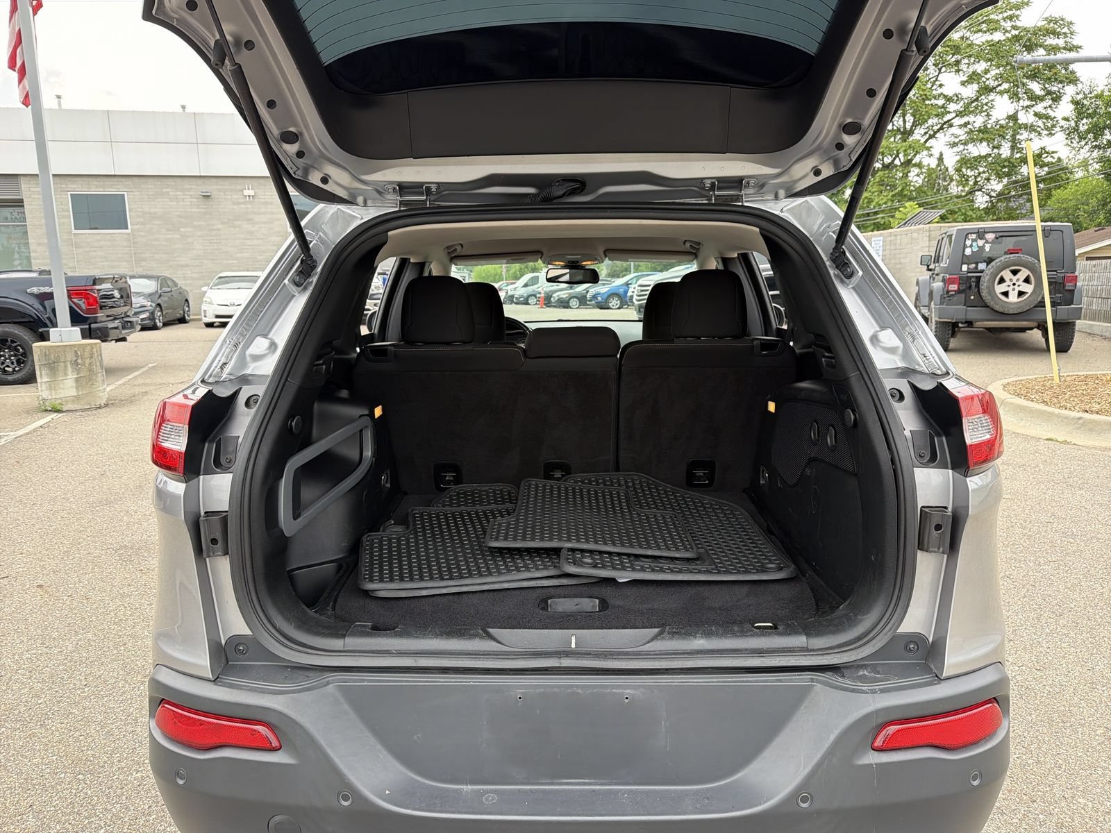 Used 2017 Jeep Cherokee Latitude w/ Safety/Convenience Group AWD/4WD image 34