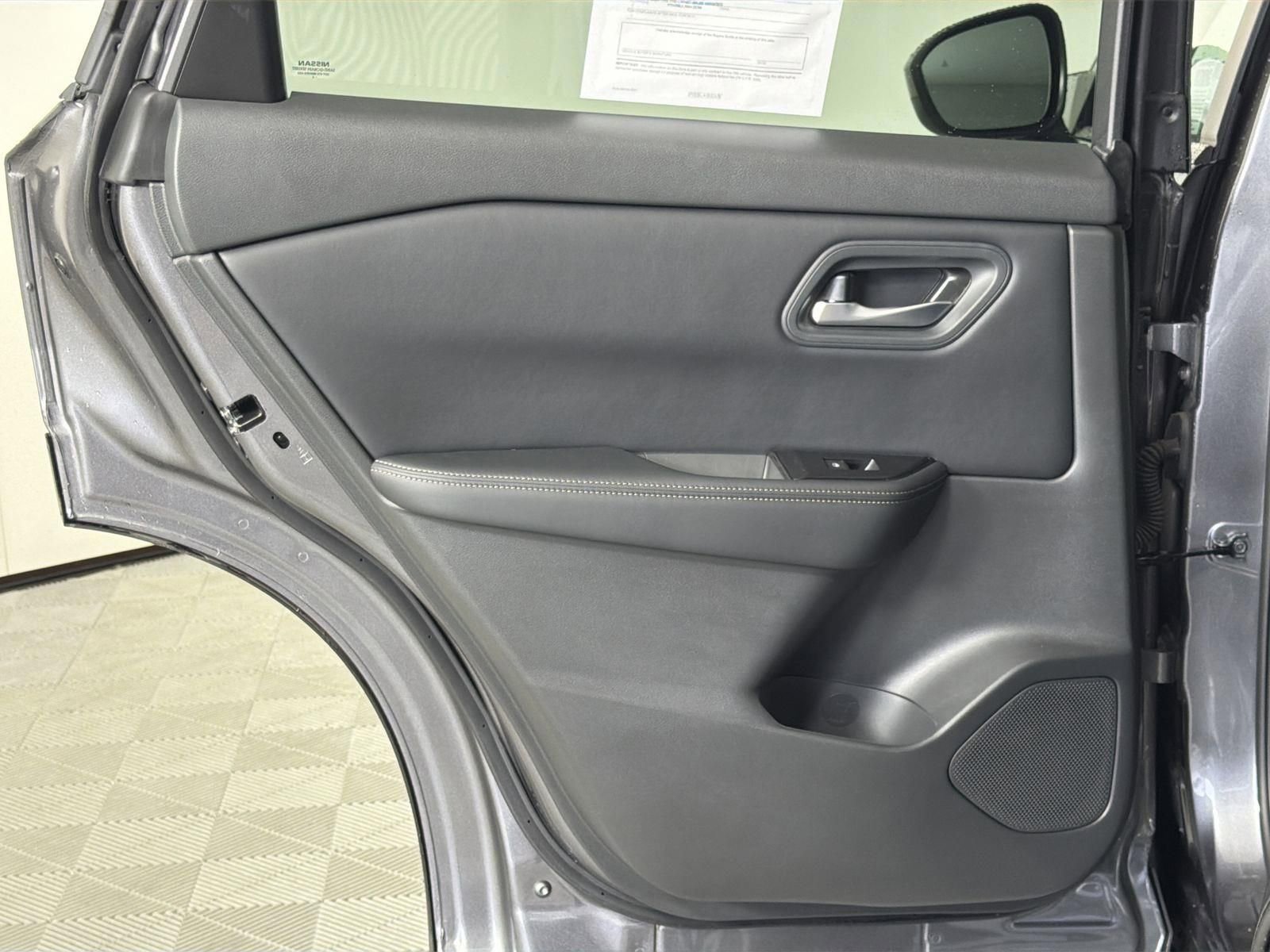 Used 2024 Nissan Rogue SV image 24