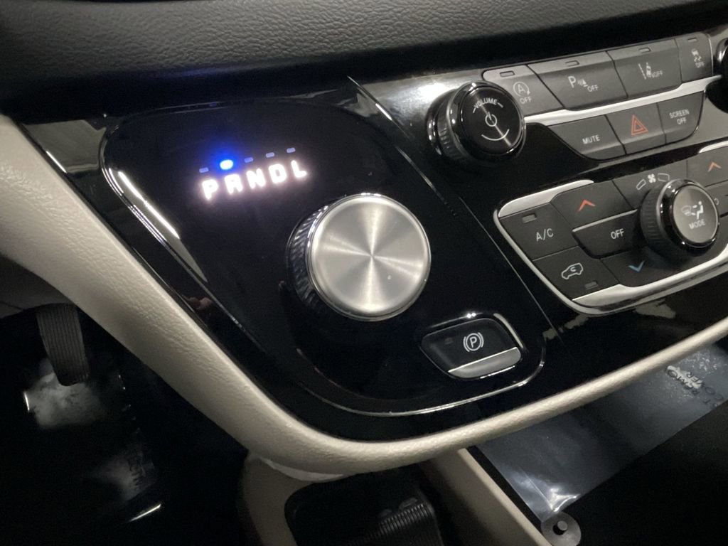 Used 2024 Chrysler Pacifica Touring-L image 28