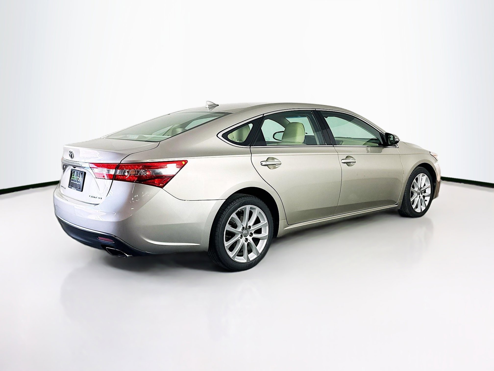 Used 2015 Toyota Avalon Limited w/ Technology Package FWD image 9