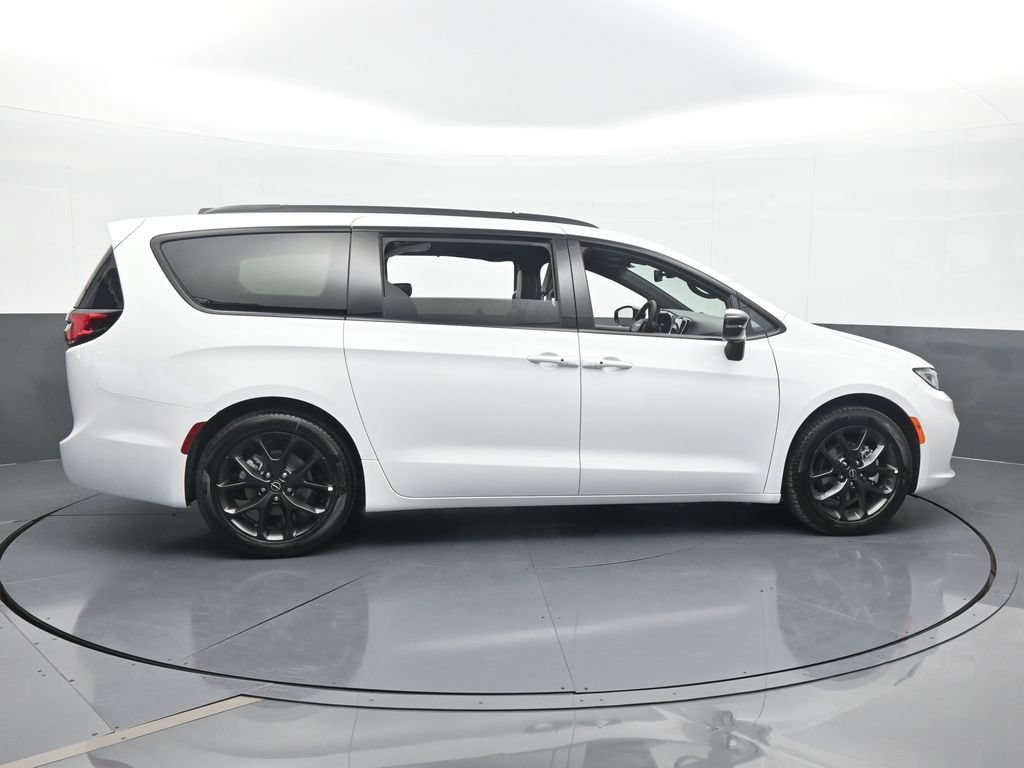 New 2026 Chrysler Pacifica Limited w/ S Appearance Package FWD image 7