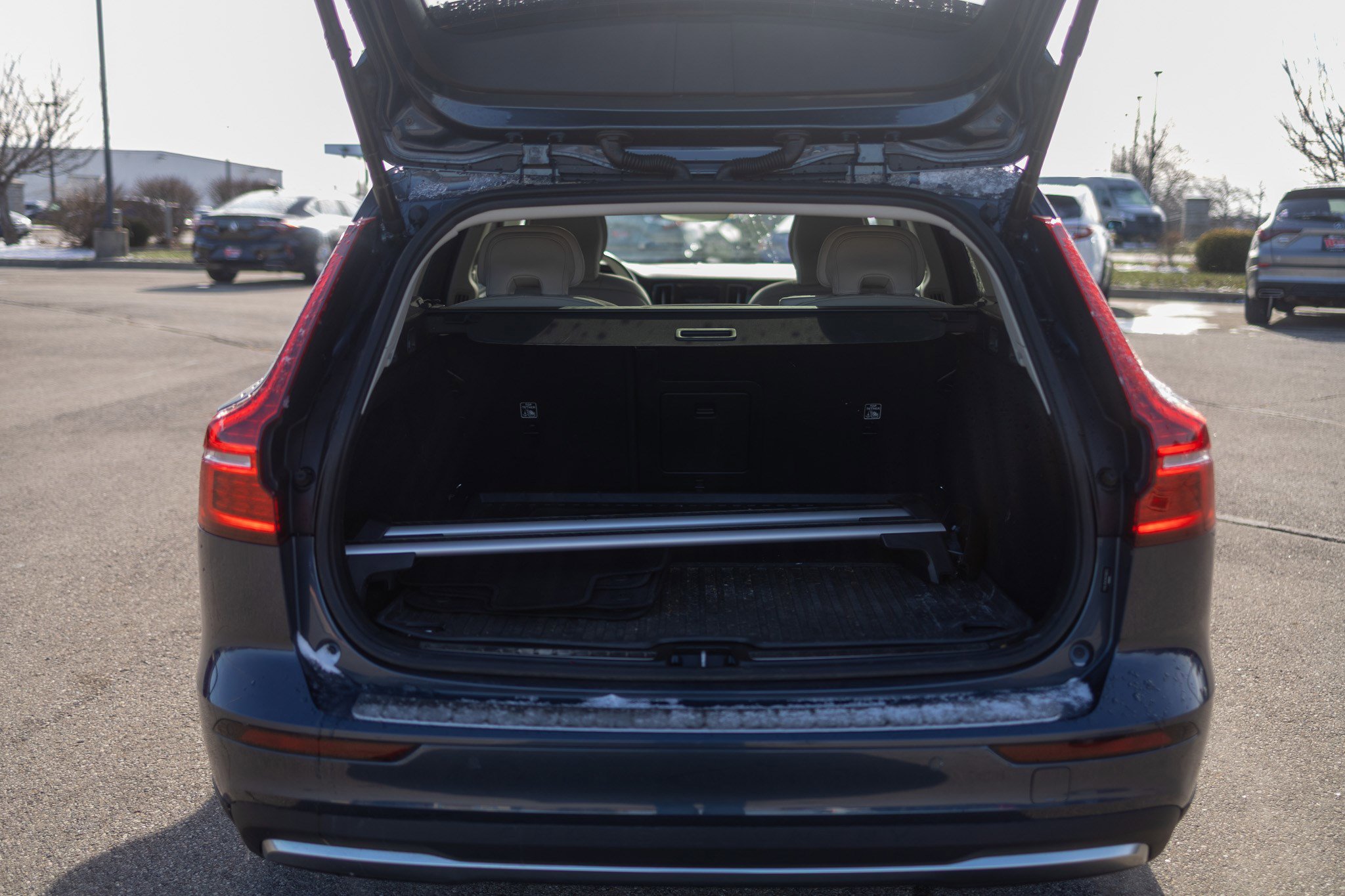 Used 2024 Volvo V60 B5 Cross Country Plus w/ Protection Package Premier image 20