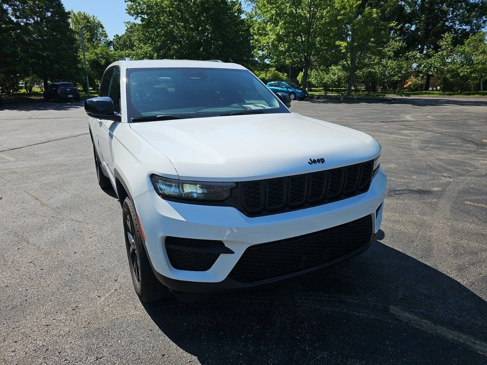 Used 2025 Jeep Grand Cherokee Altitude AWD/4WD image 8