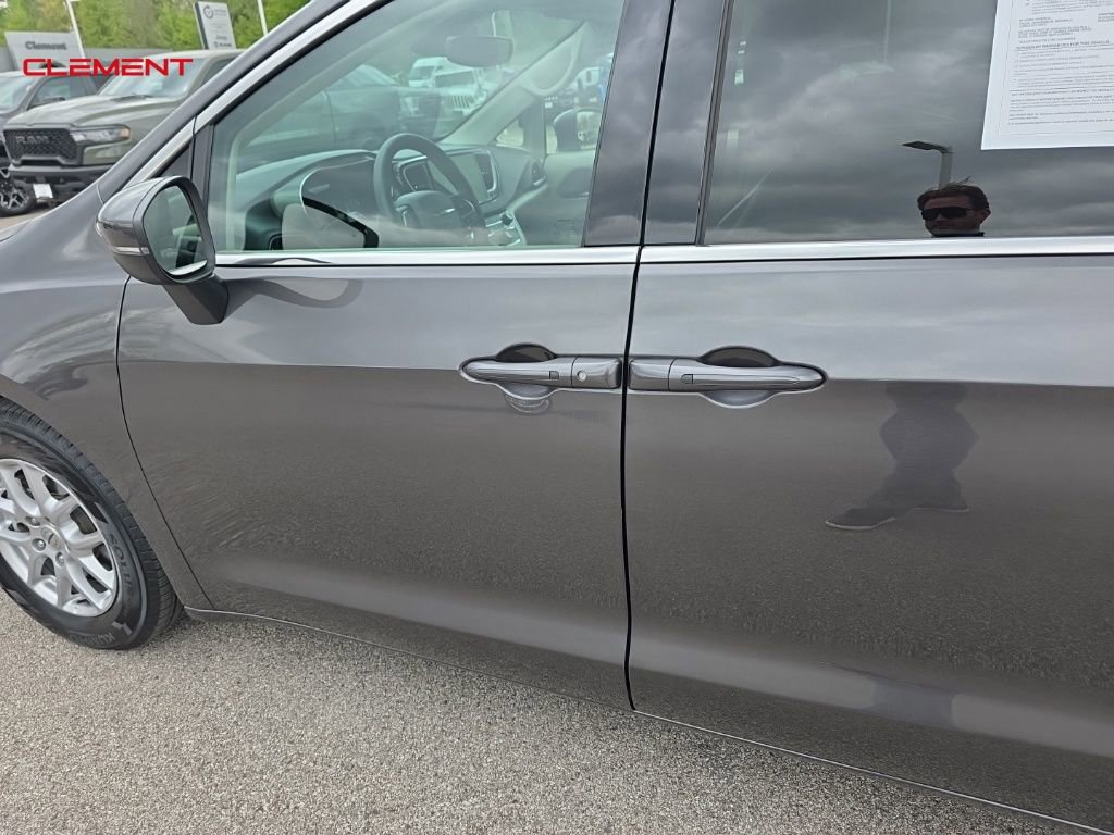 Used 2023 Chrysler Pacifica Touring-L image 4