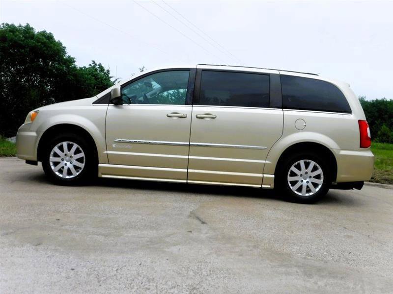 Used 2011 Chrysler Town & Country Touring-L w/ Trailer Tow Group FWD image 8