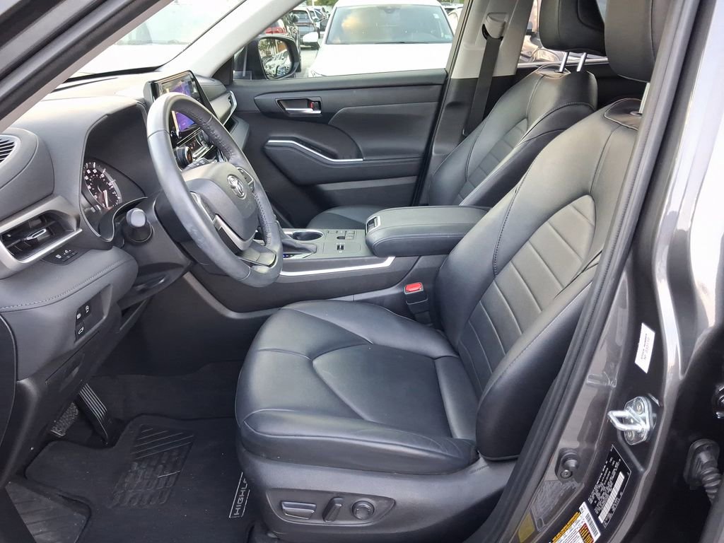 Used 2023 Toyota Highlander XLE FWD image 12