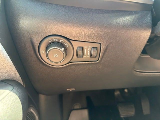 Used 2022 Jeep Compass Latitude w/ Sun and Sound Group AWD/4WD image 28