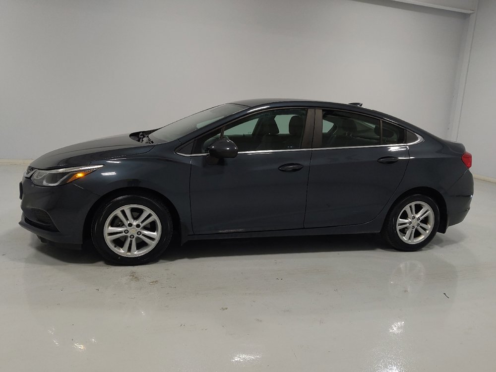 Used 2017 Chevrolet Cruze LT image 2