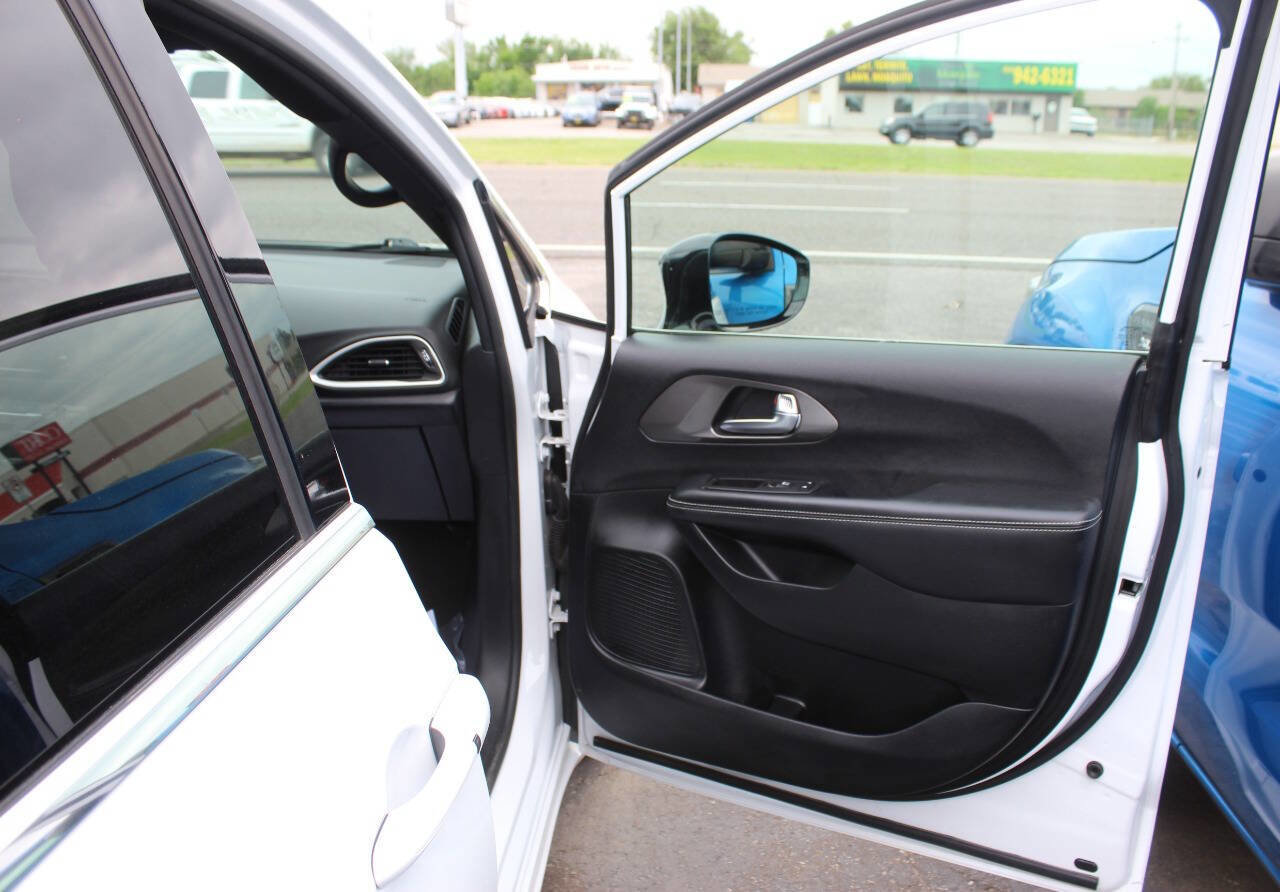 Used 2025 Chrysler Pacifica Select FWD image 10