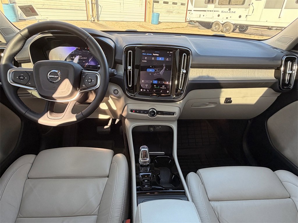 Used 2023 Volvo XC40 B5 Ultimate w/ Protection Package Premier image 27