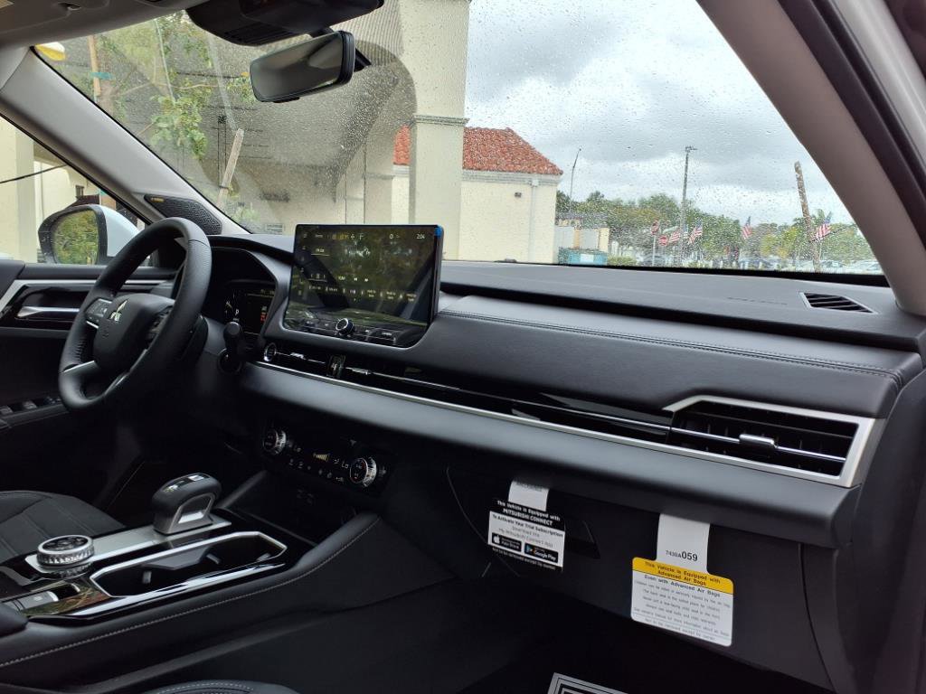 New 2025 Mitsubishi Outlander SE image 15