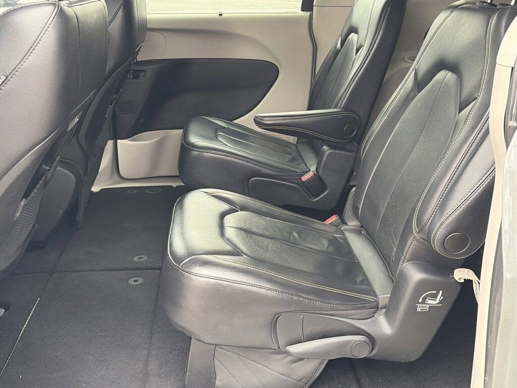 Used 2022 Chrysler Pacifica Touring-L image 29