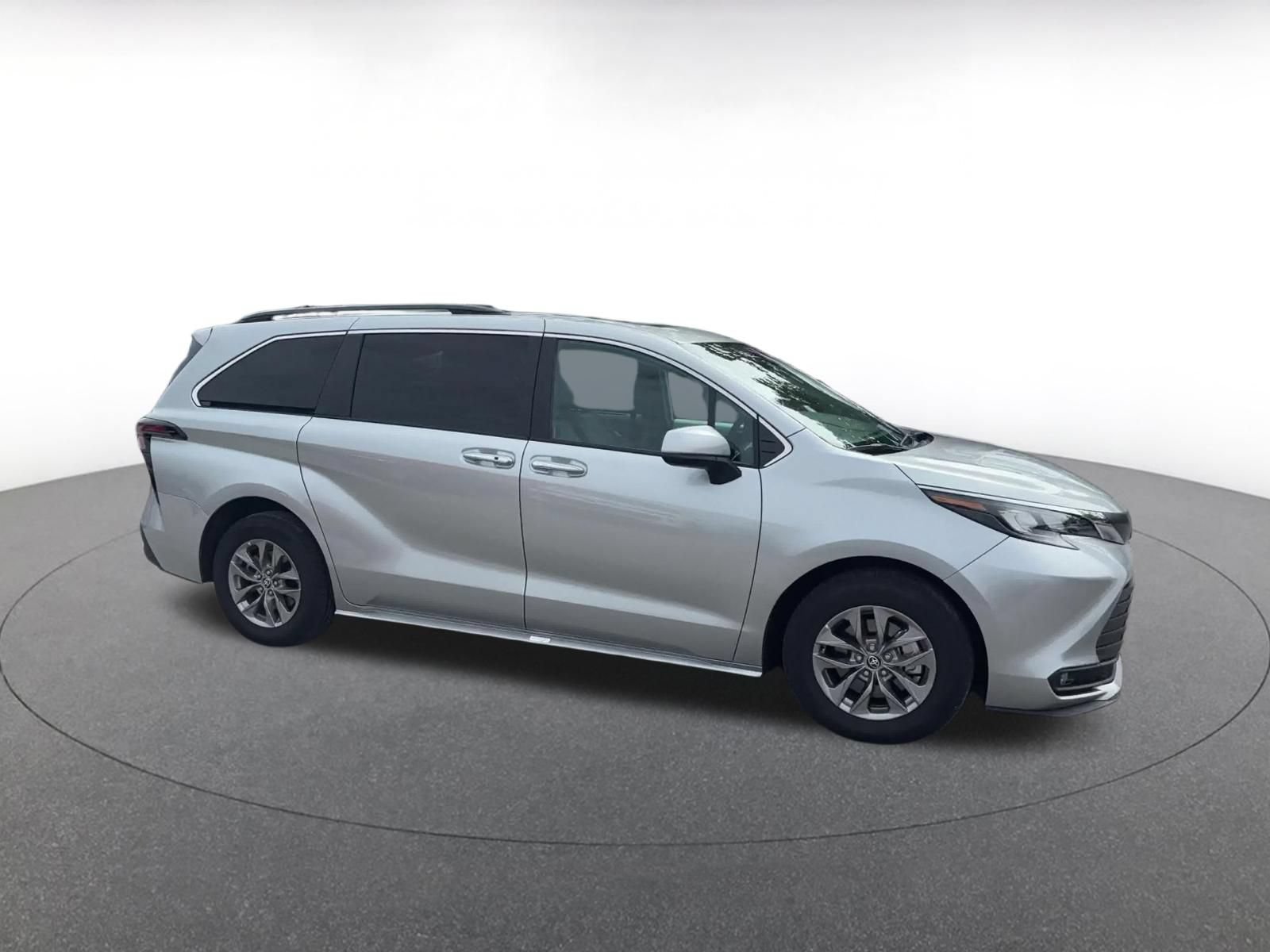 Used 2025 Toyota Sienna XLE FWD image 2