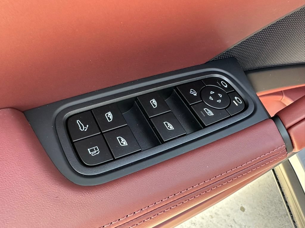 Certified 2025 Porsche Cayenne Turbo AWD/4WD image 15