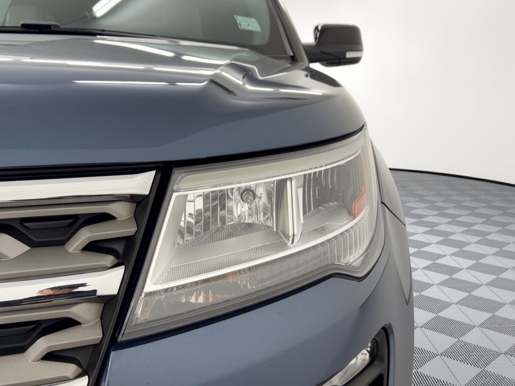 Used 2018 Ford Explorer XLT w/ Equipment Group 202A FWD image 12