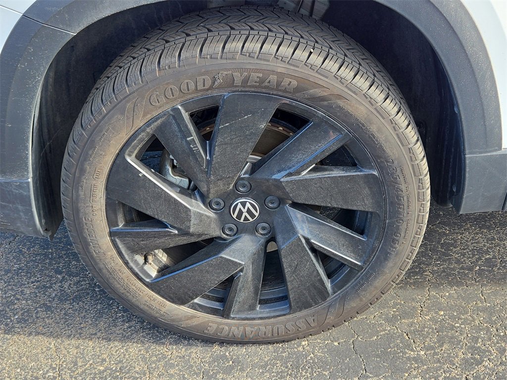 Used 2024 Volkswagen Taos SE w/ Panoramic Sunroof Package image 7