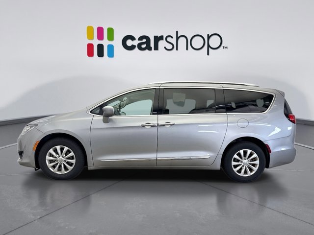 Used 2019 Chrysler Pacifica Touring-L FWD image 2