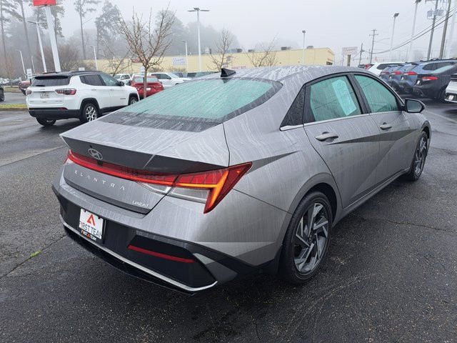Used 2025 Hyundai Elantra Limited image 8