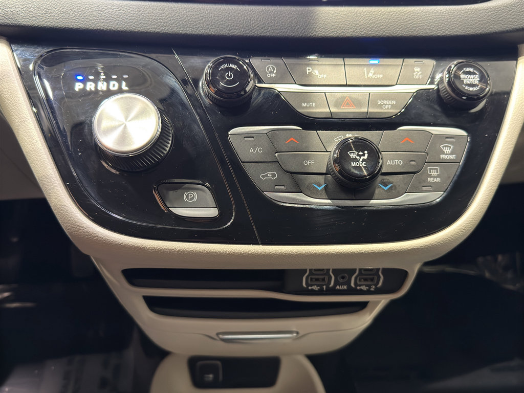 Used 2023 Chrysler Pacifica Touring-L FWD image 31