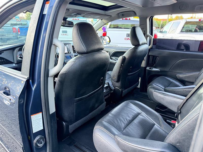 Used 2018 Toyota Sienna SE Premium w/ Carpet Mat Package FWD image 20
