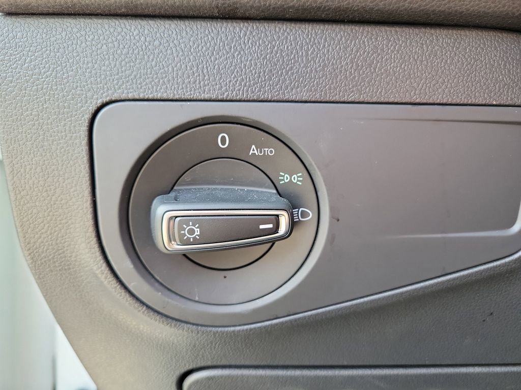 Used 2020 Volkswagen Tiguan SE image 22