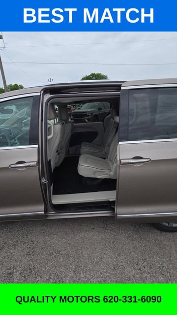 Used 2017 Chrysler Pacifica Limited FWD image 10