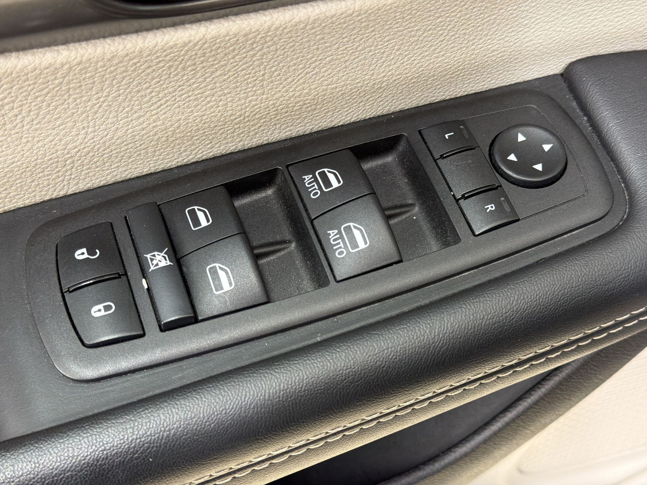 Used 2023 Chrysler Pacifica Touring-L FWD image 24
