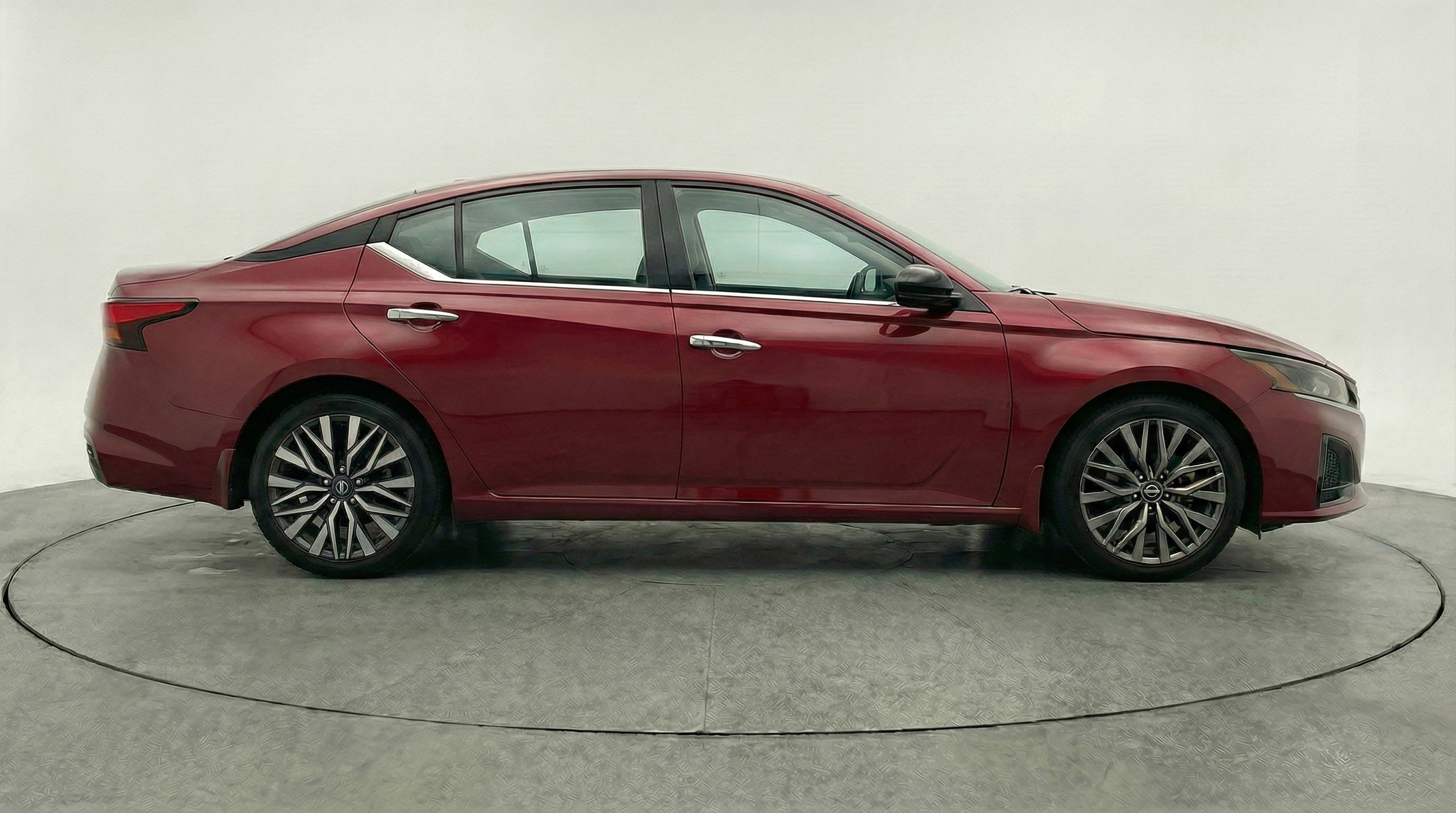 Used 2025 Nissan Altima 2.5 SV image 11