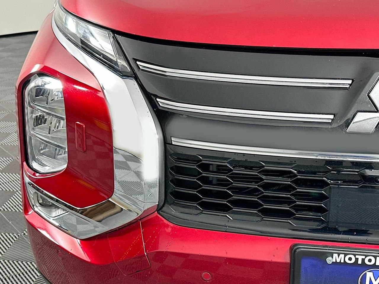 Used 2025 Mitsubishi Outlander SE image 3