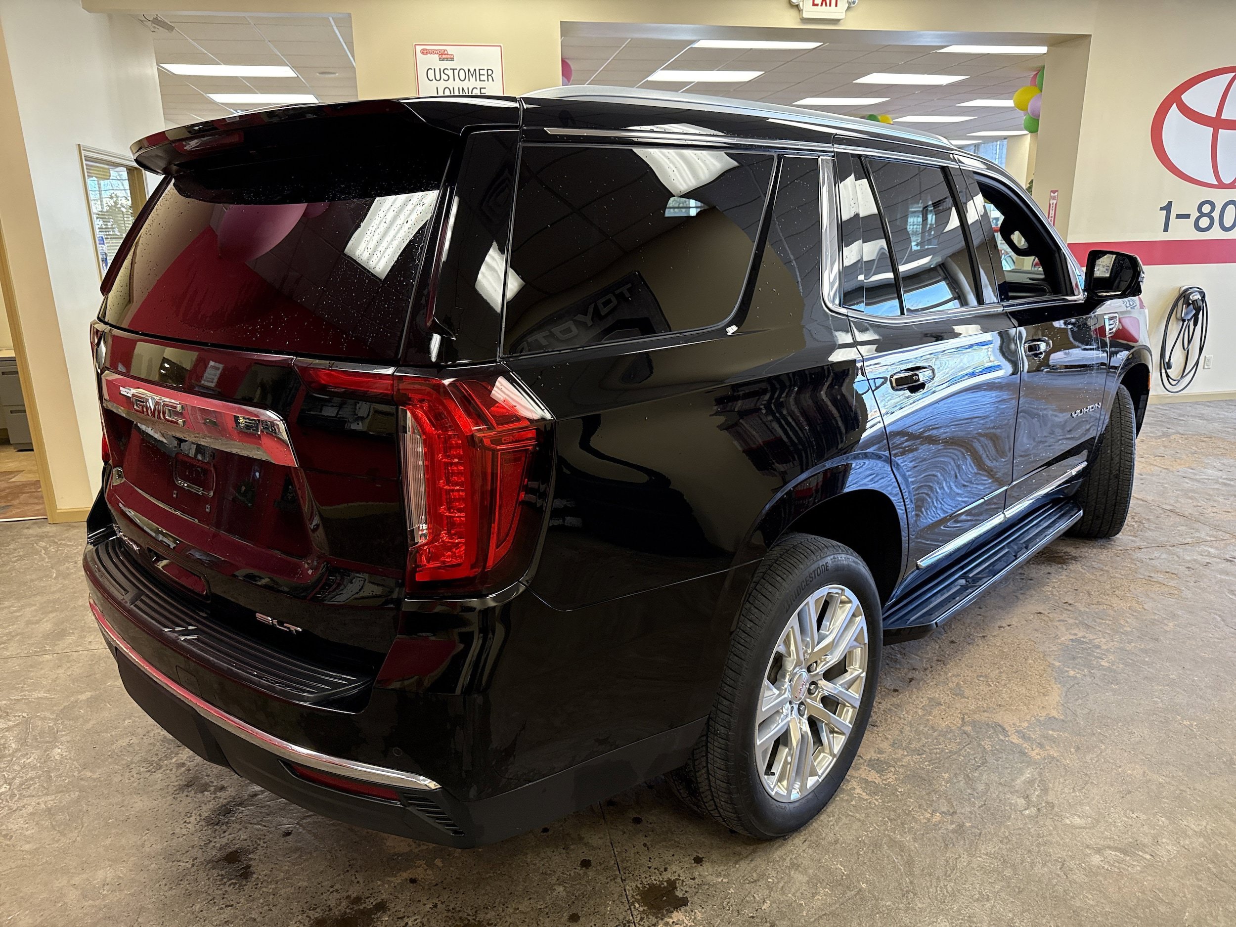 Used 2021 GMC Yukon SLT w/ SLT Luxury Plus Package AWD/4WD image 11