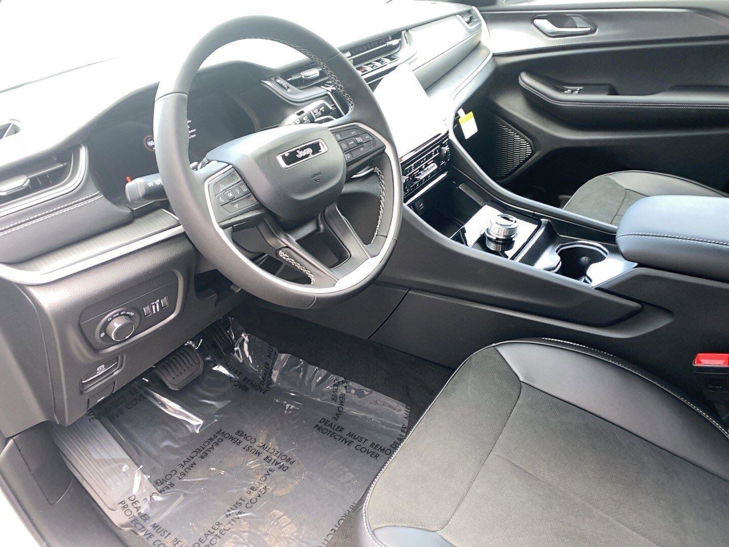 New 2025 Jeep Grand Cherokee Altitude image 5