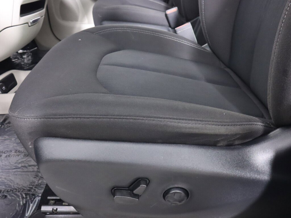 Used 2022 Chrysler Voyager LX image 27