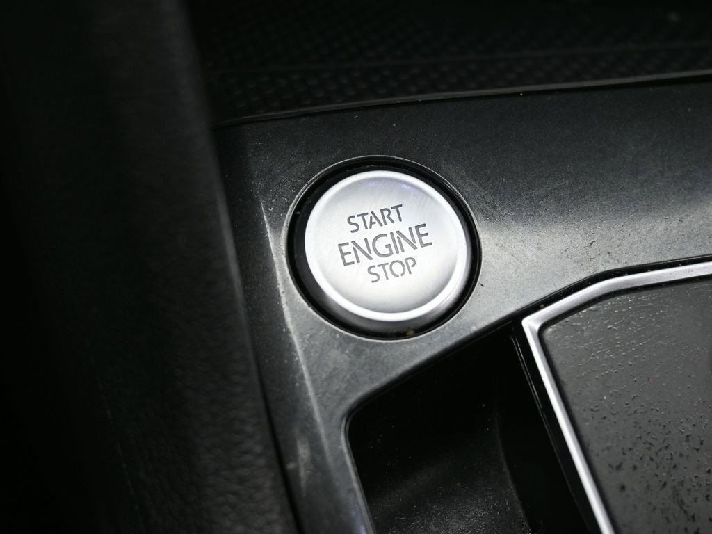 Used 2020 Volkswagen Tiguan SE R-Line image 22