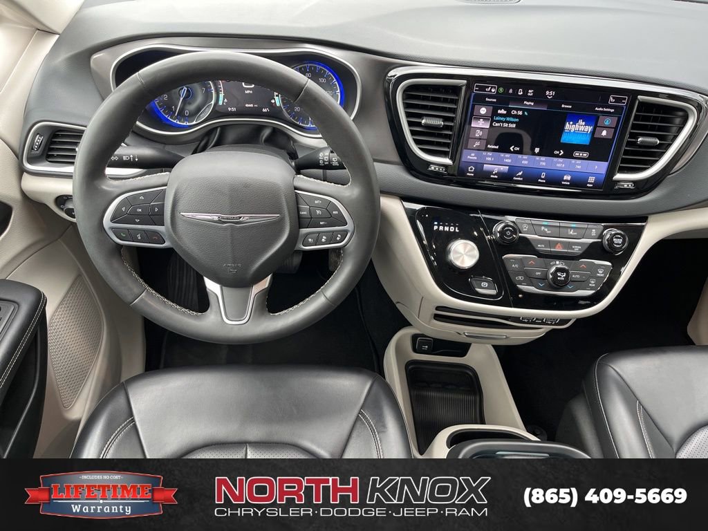 Used 2023 Chrysler Pacifica Touring-L image 11