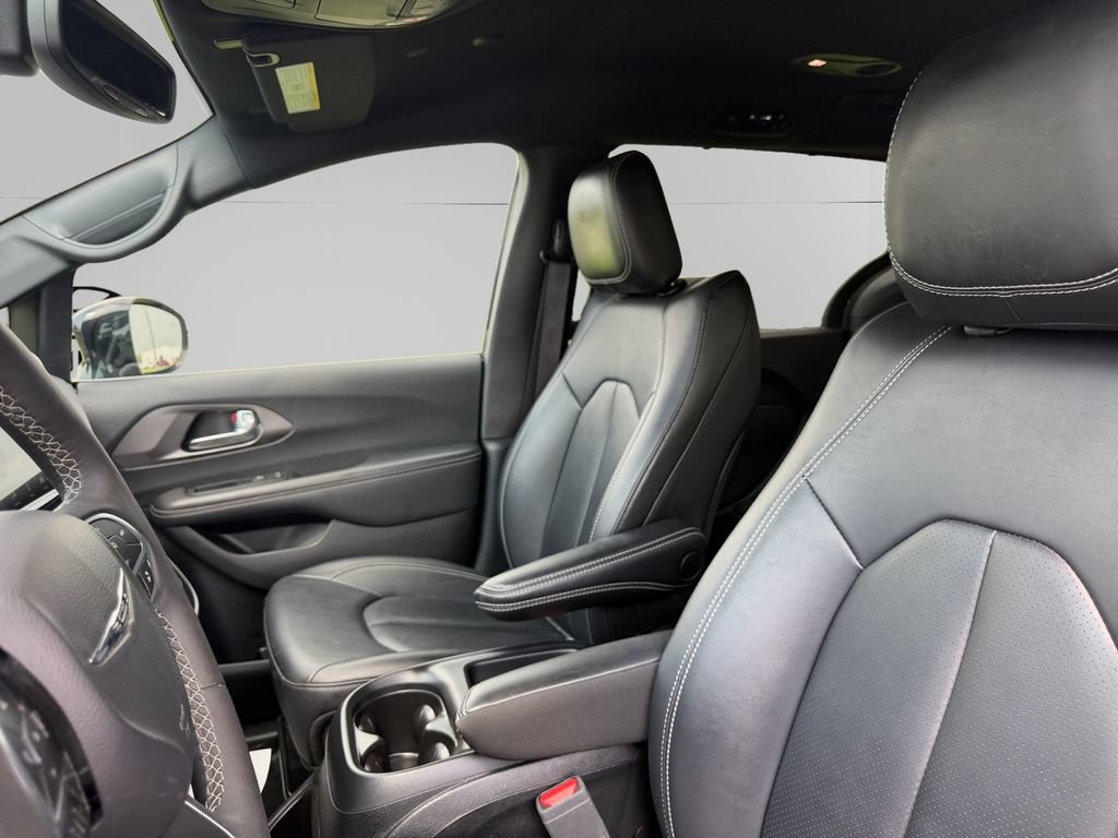 Used 2025 Chrysler Pacifica Select FWD image 9