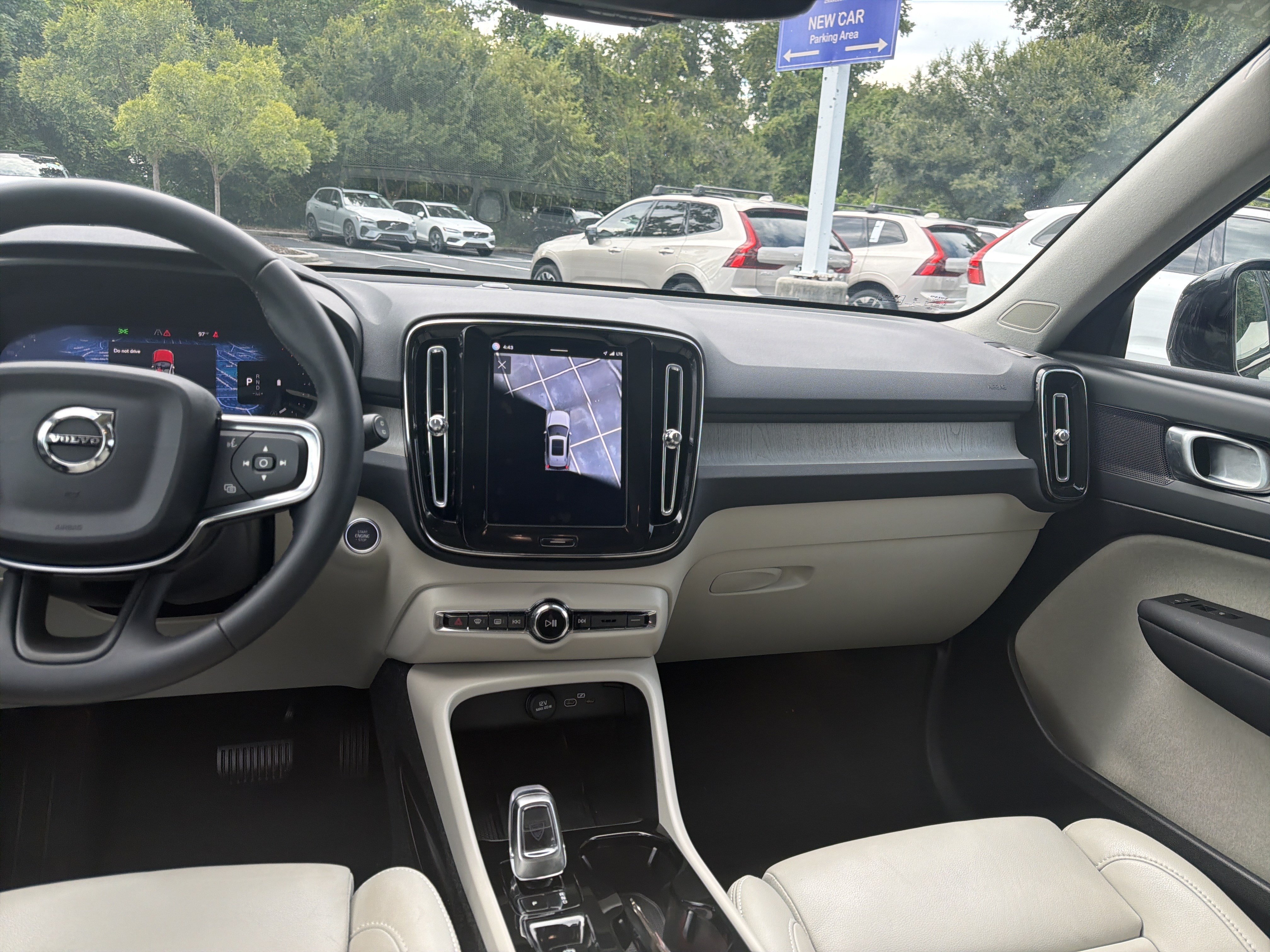 Certified 2025 Volvo XC40 B5 Plus AWD/4WD image 31