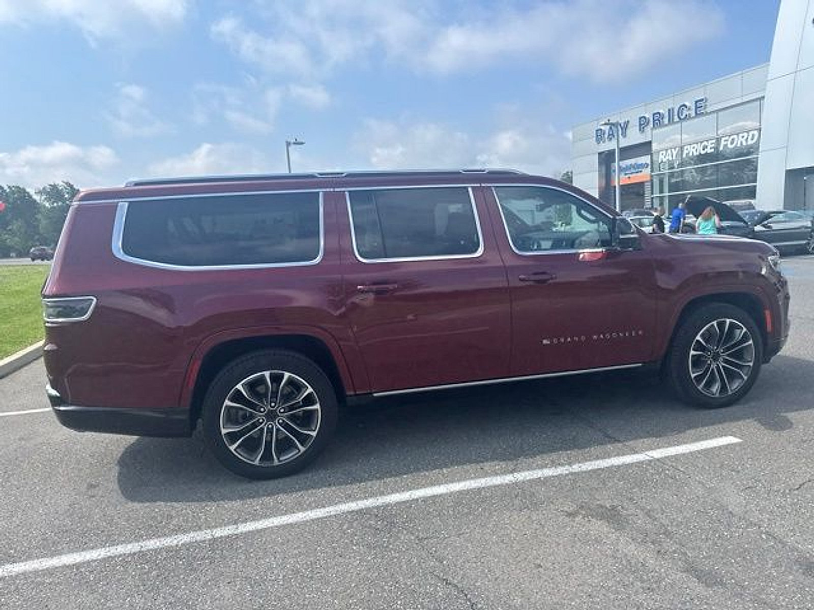Used 2025 Jeep Grand Wagoneer L Series III AWD/4WD image 18