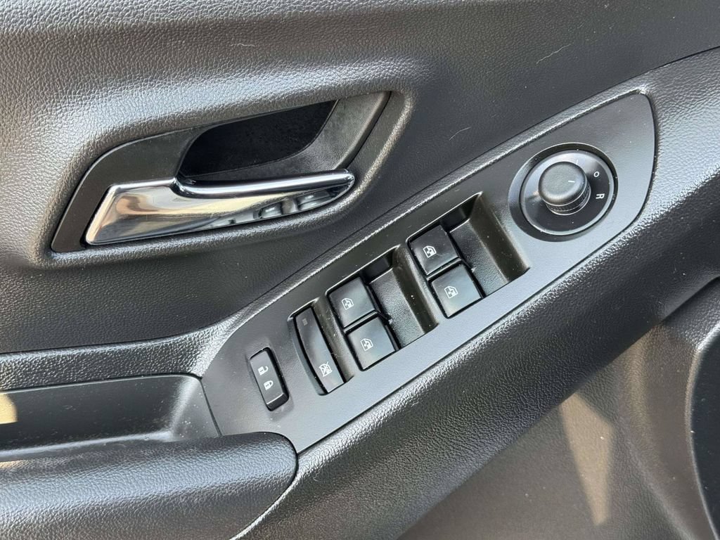 Used 2020 Chevrolet Trax LT w/ LT Convenience Package FWD image 18