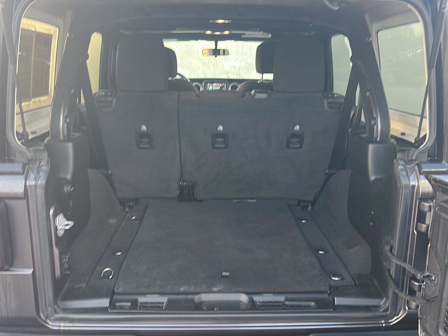 Used 2020 Jeep Wrangler Unlimited Sahara image 32