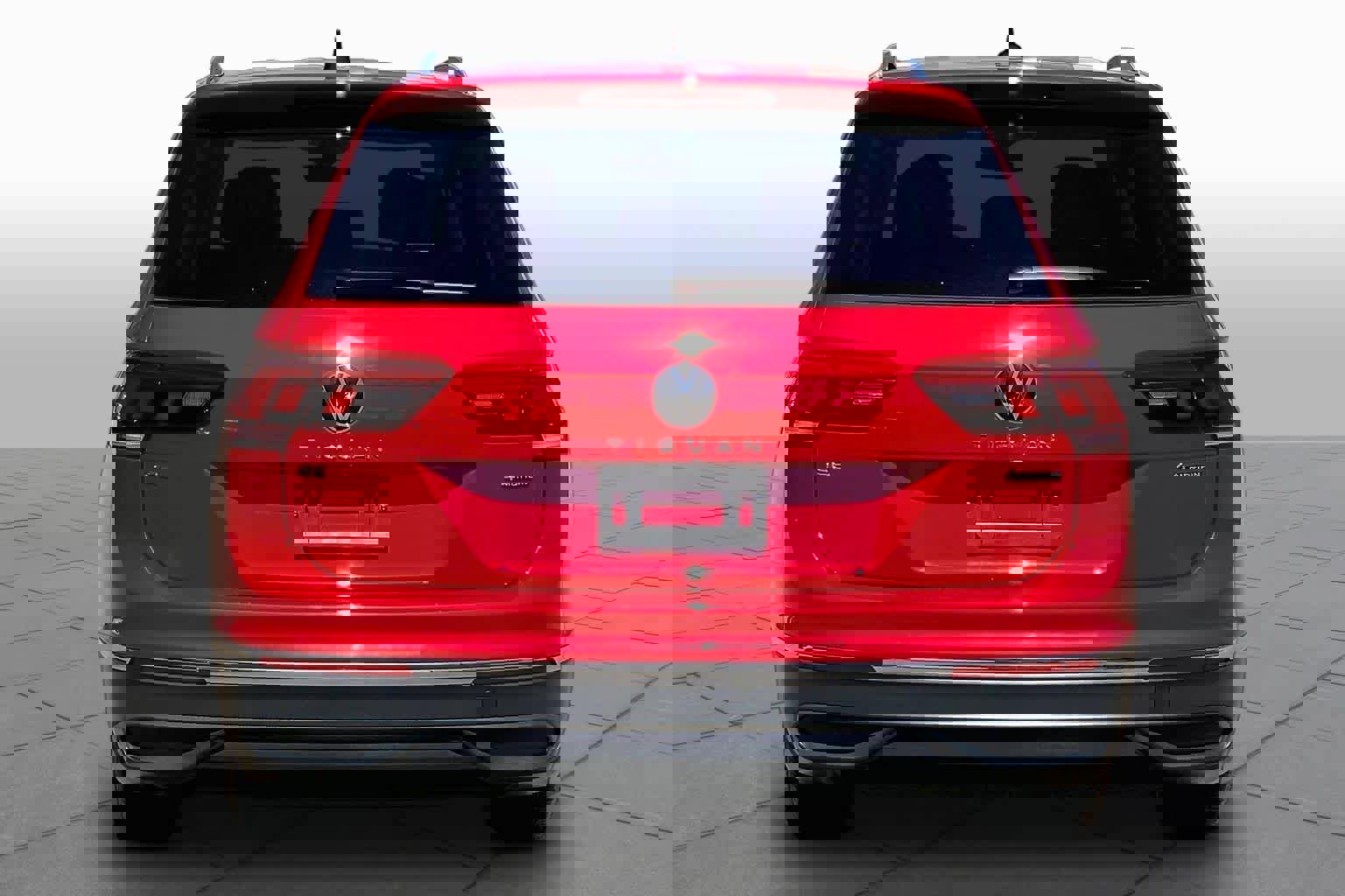 Used 2024 Volkswagen Tiguan SE w/ Panoramic Sunroof Package AWD/4WD image 5