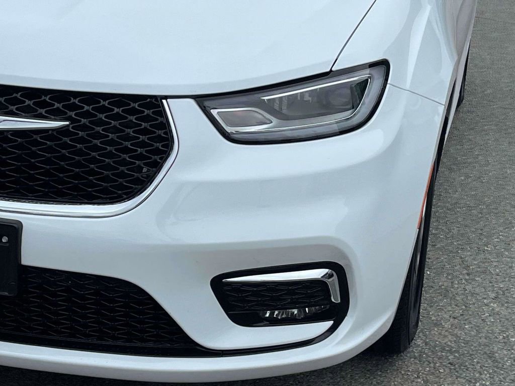 Used 2024 Chrysler Pacifica Touring-L image 34