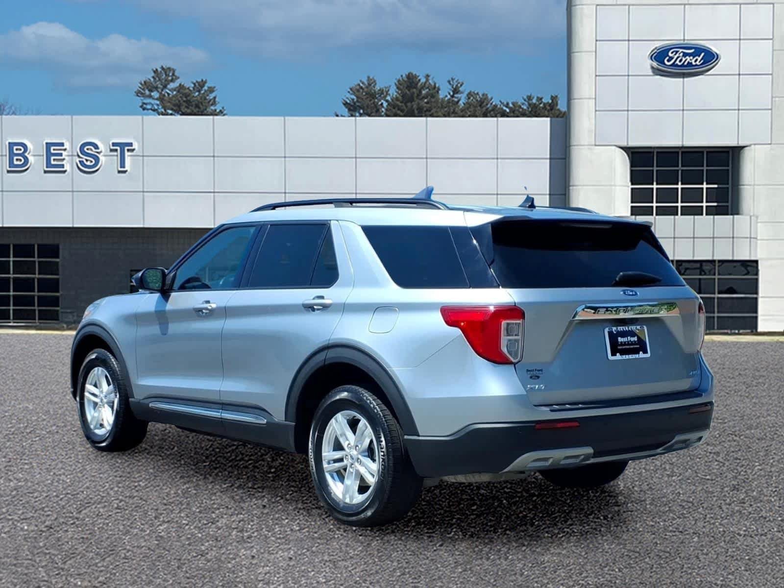 Used 2023 Ford Explorer XLT w/ Equipment Group 202A AWD/4WD image 4