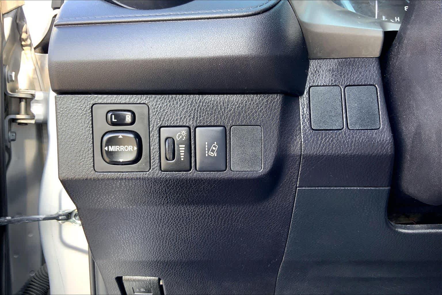 Used 2017 Toyota RAV4 LE FWD image 33