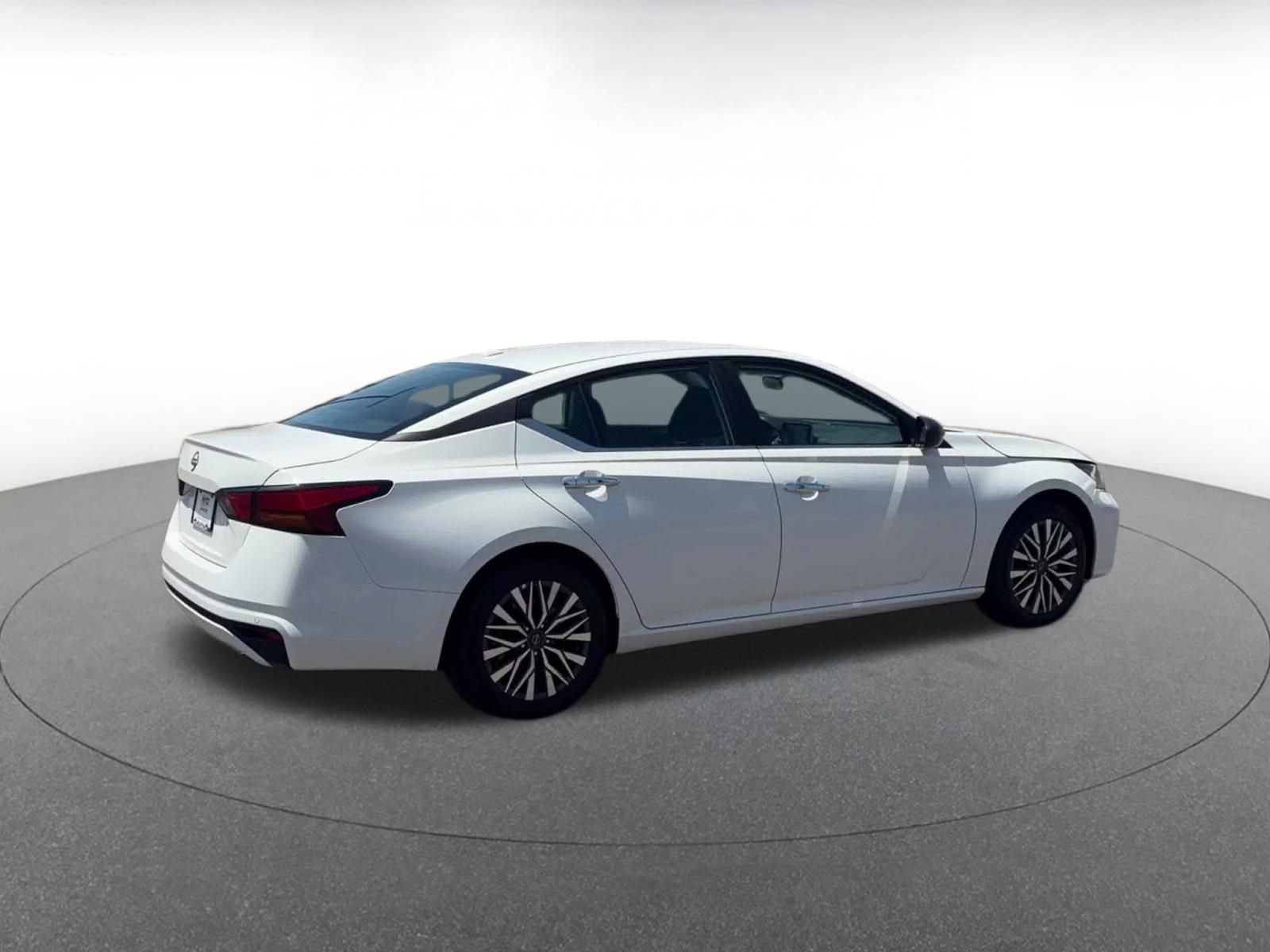 Used 2025 Nissan Altima 2.5 SV FWD image 12