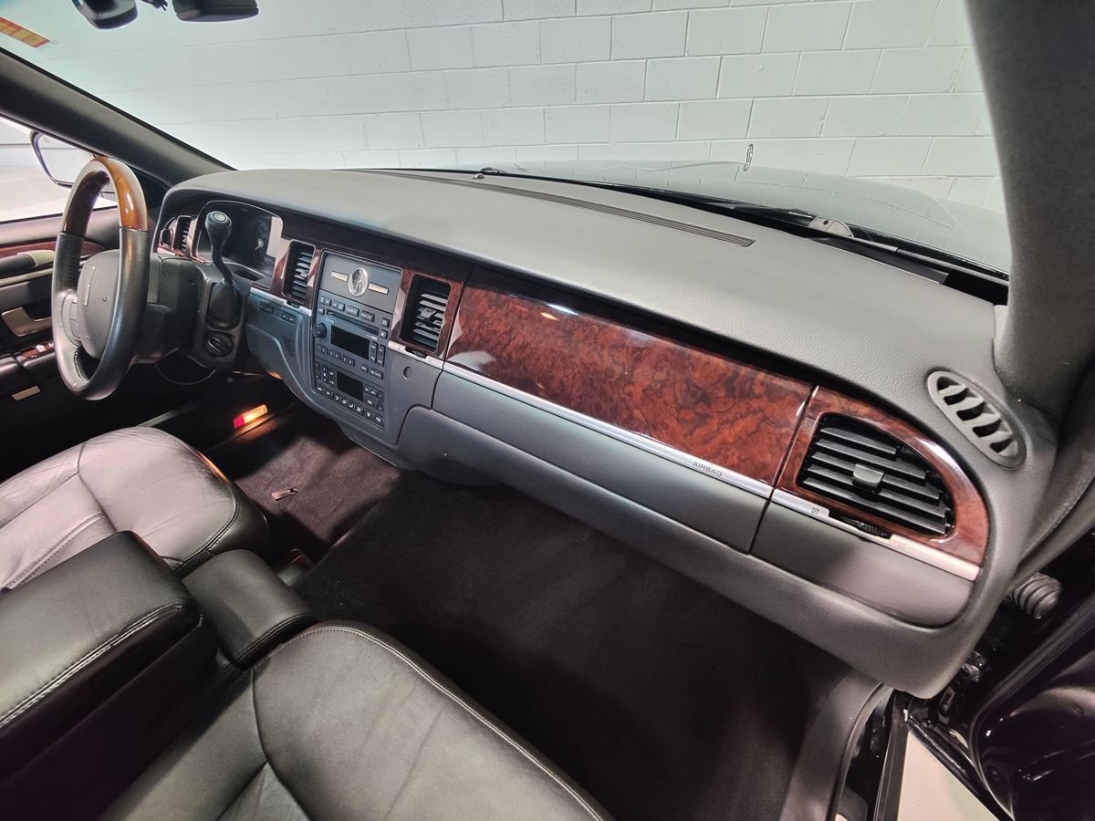 Used 2008 Lincoln Town Car Signature Limited RWD image 12