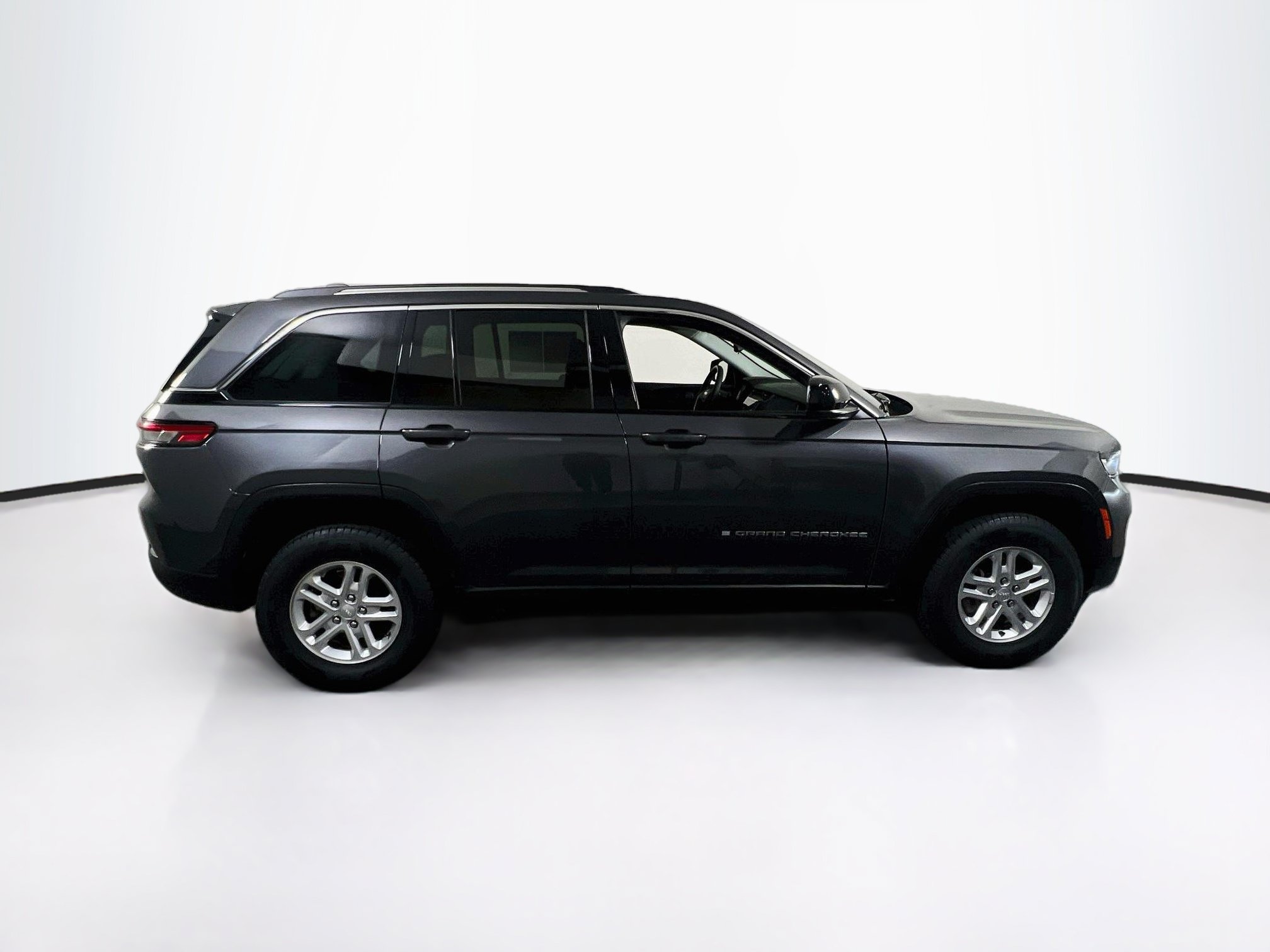 Used 2023 Jeep Grand Cherokee Laredo AWD/4WD image 4