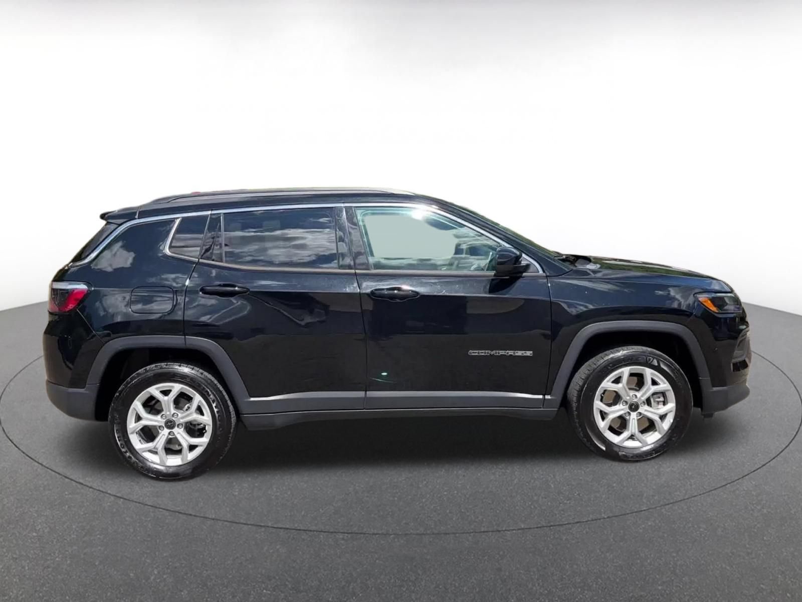 Used 2025 Jeep Compass Latitude AWD/4WD image 16