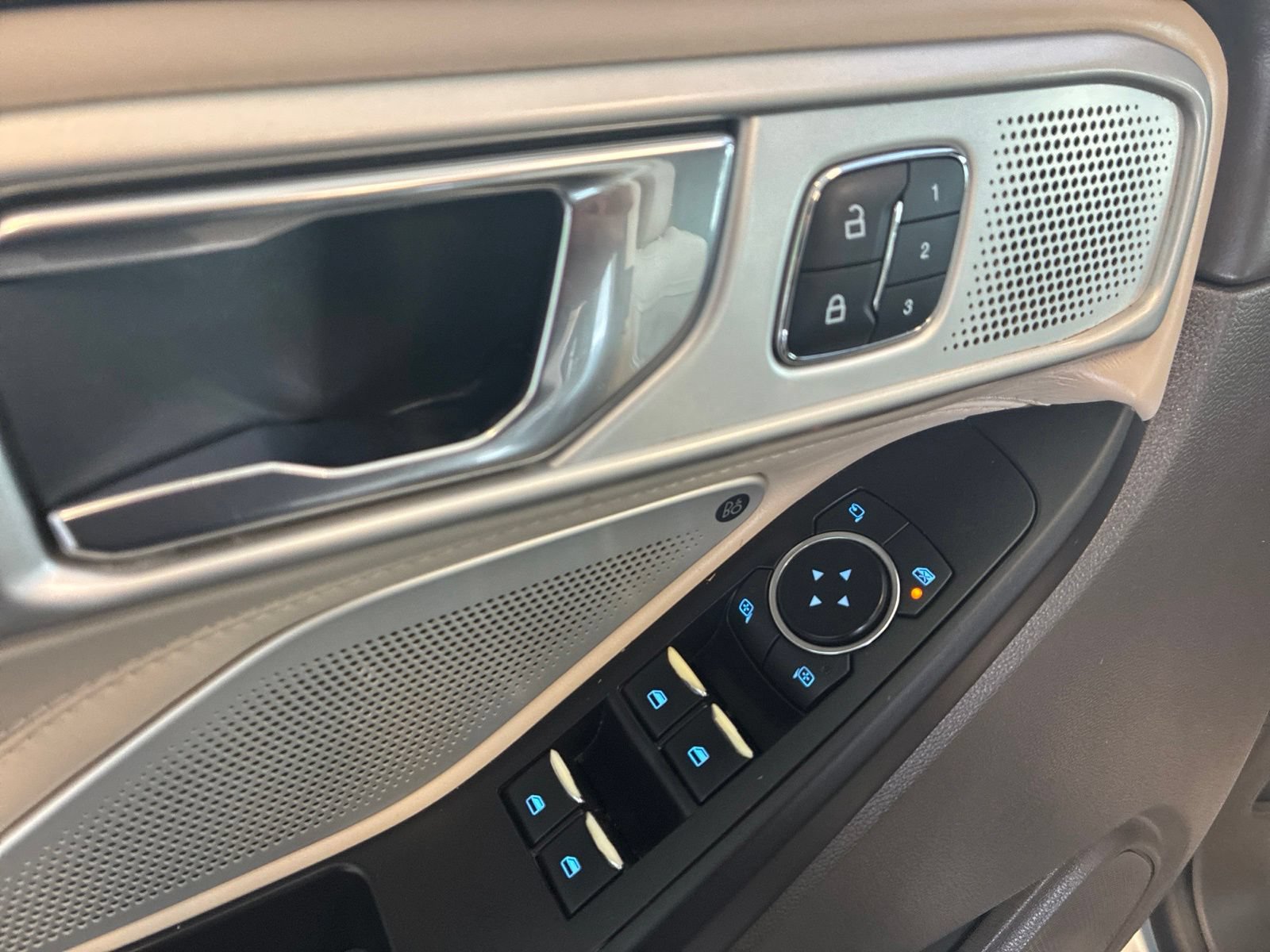 Used 2020 Ford Explorer Platinum w/ Premium Technology Package AWD/4WD image 15