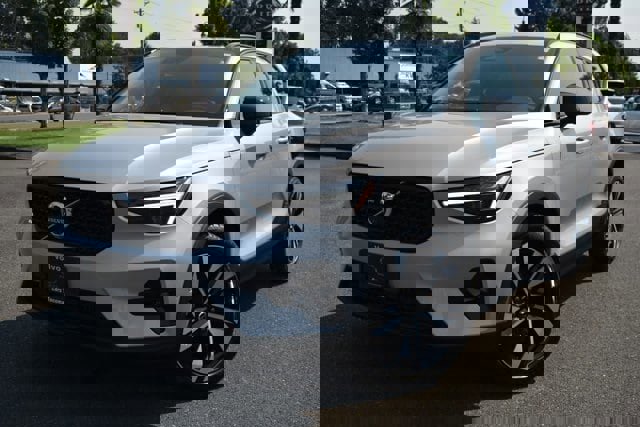 Used 2025 Volvo XC40 B5 Plus w/ Climate Package image 1